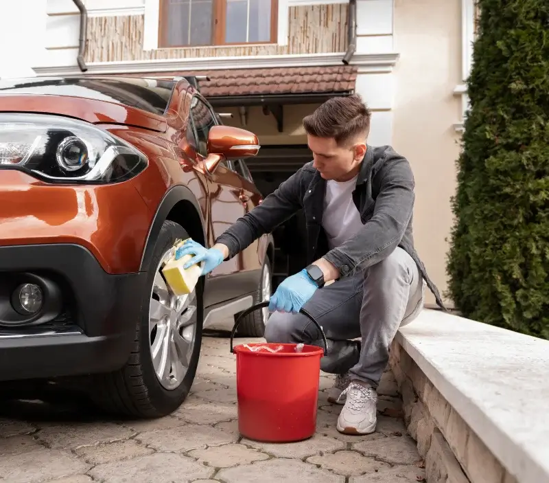 Lavage auto à domicile Fresnoy-la-Rivière : professionnel intervenant sur un véhicule